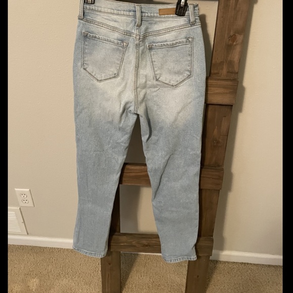 A5 - 258 NWOT Cello High rise distressed mom jeans size 5 - Picture 10 of 15